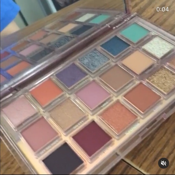 Eyeshadow pallet - Picture 2 of 2